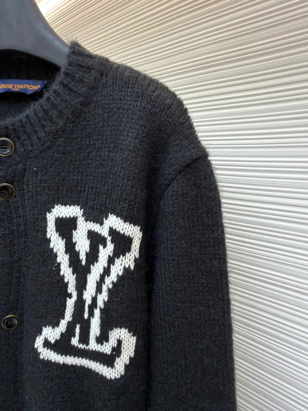 LOUIS VUITTON jacquard logo knitted wool cardigan ●Original version: Purchased and developed for 15999 ●Item number: 1681605-B05 ●Fabric: wool blended fabric ●Technology: jacquard production ●Color: black ●Version: fitted version ●Weight: about 895 grams ●Size: S-M-L-XL ●Description: Made of 40 cashmere, 30 wool, 30 cotton. This type of wool is mixed custom-woven wool. The fabric feels soft and the upper body has a three-dimensional and stylish shape. The button base is made of alloy material, and the pearlescent button laser-engraved brand logo is used on the surface. The jacquard uses imported positive 7-knitted fabric to create the logo. The logo is classic and high-end without losing elegance. This cardigan is made from a blend of sheep wool and yak hair, with thick yarns to create a soft texture. The contrasting LV logo is integrated into the knitted fabric, and the casual and elegant back thread design makes it easy to dress up on weekends. The overall wiring is straight and delicate, the fabric is comfortable and soft, and the color is consistent without color difference. It can be matched with the same style to create a fashionable look and control various occasions. Customized accessories, complete with three standards, same style for men and women!